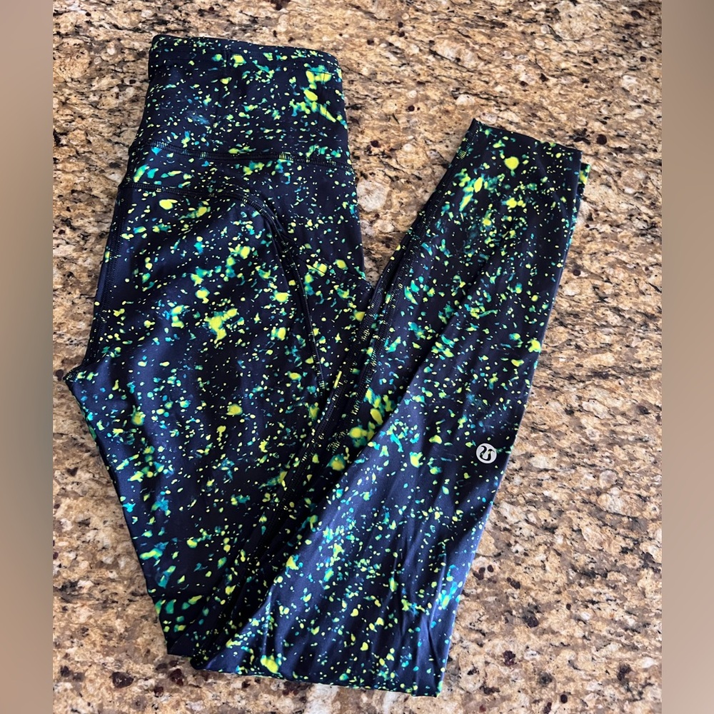 Lululemon leggings- worn 1X - new condition- tag intact- side pockets